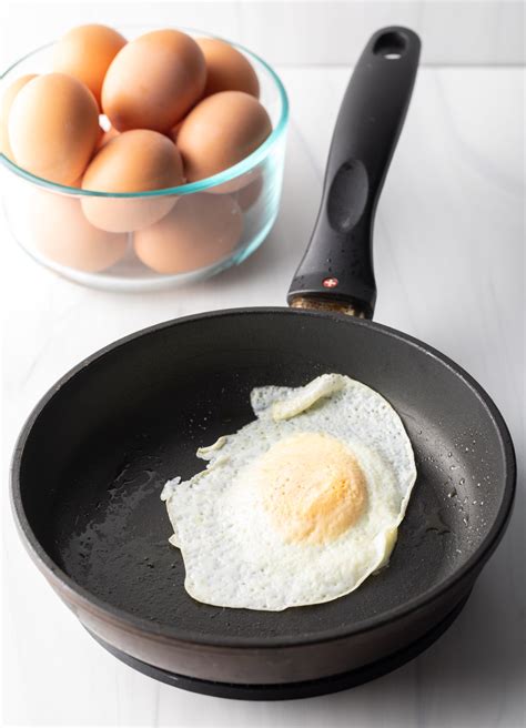 how to make over easy eggs on a gas stove